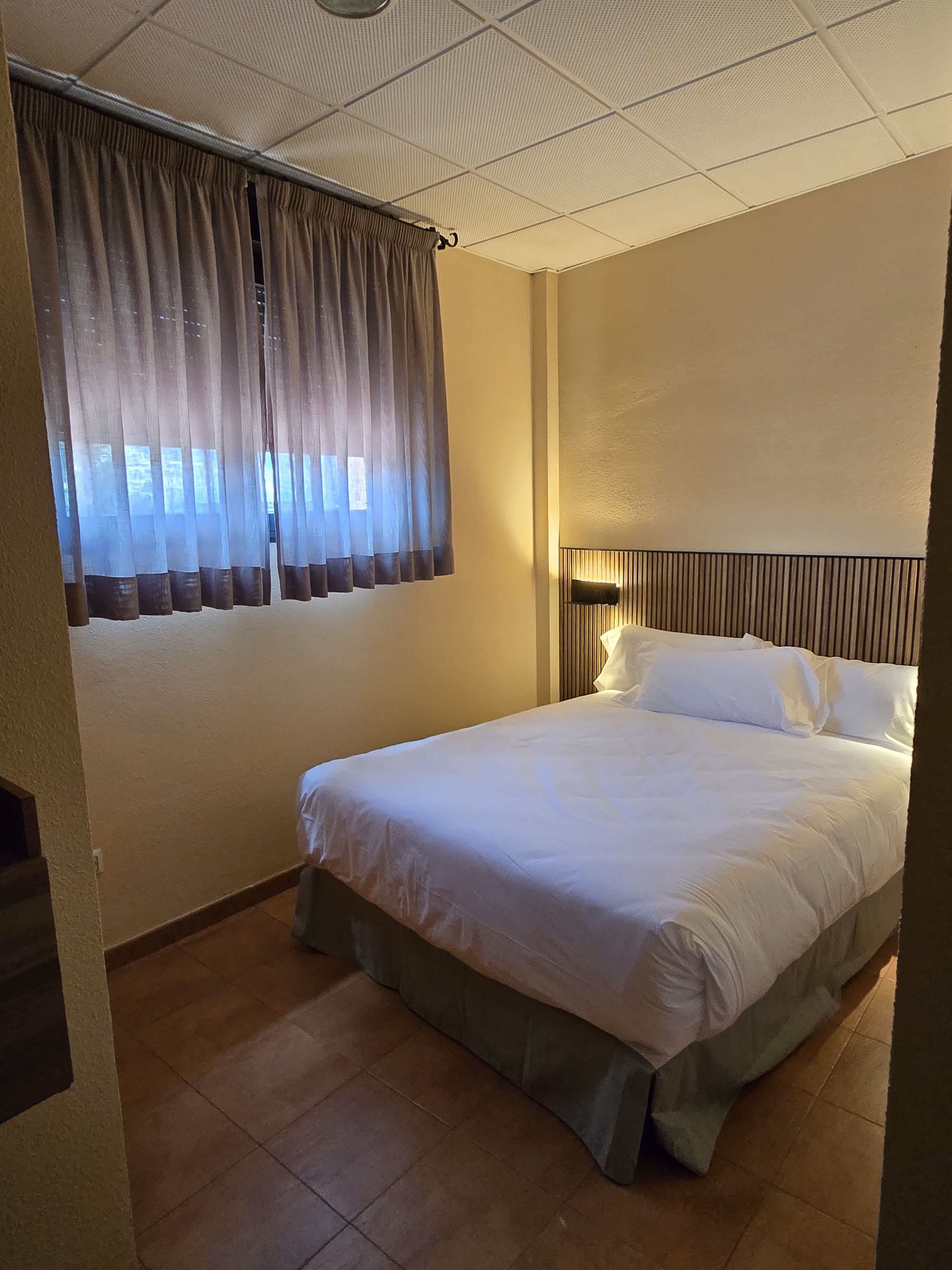 TV, armario y radiador en habitación económica con vistas
